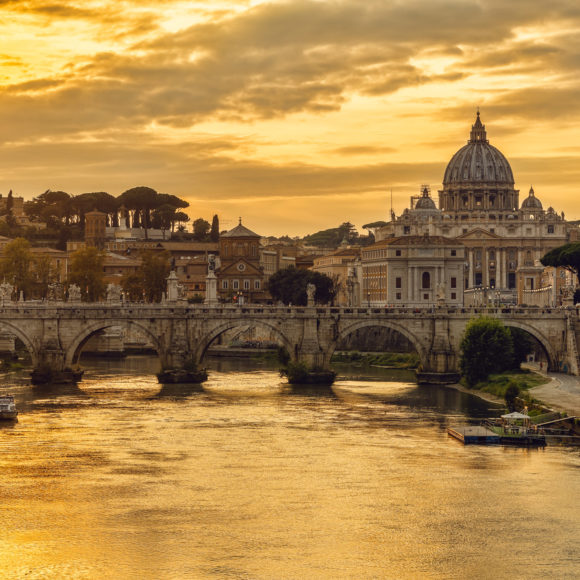 Rom – Engelsbrücke und Vatikan im Sonnenuntergang