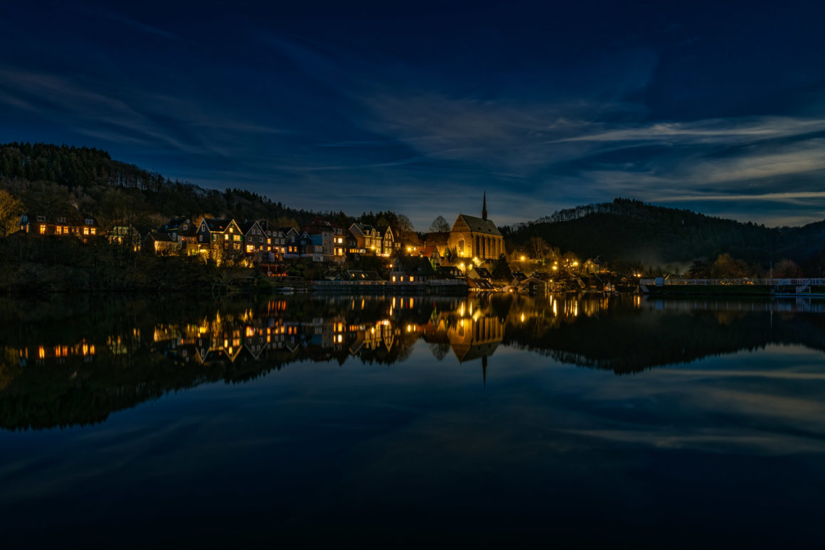 Wuppertal – Beyenburg mit St. Maria-Magdalena bei Nacht