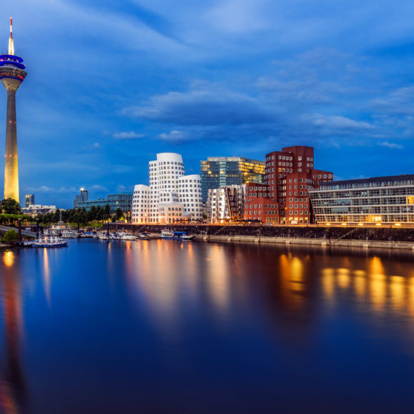 Düsseldorf bei Nacht – Medienhafen und Rheinturm