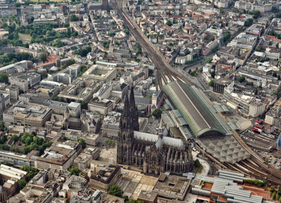 Köln – Luftaufnahme Dom und Hauptbahnhof aus Süden