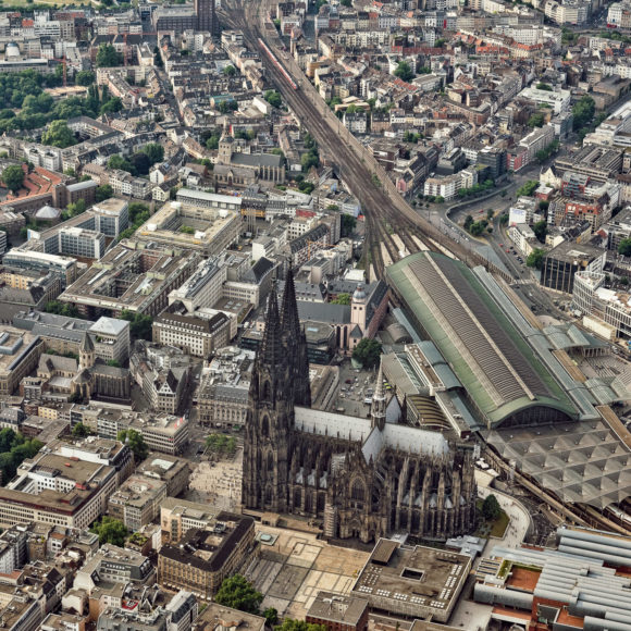 Köln – Luftaufnahme Dom und Hauptbahnhof aus Süden