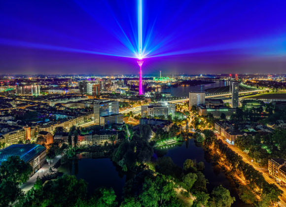 Telekom 5G Lichtinstallation auf dem Düsseldorfer Rheinturm