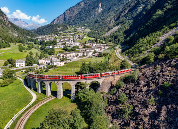 Bernina Express „Trenino Rosso“ im Kehrviadukt von Brusio