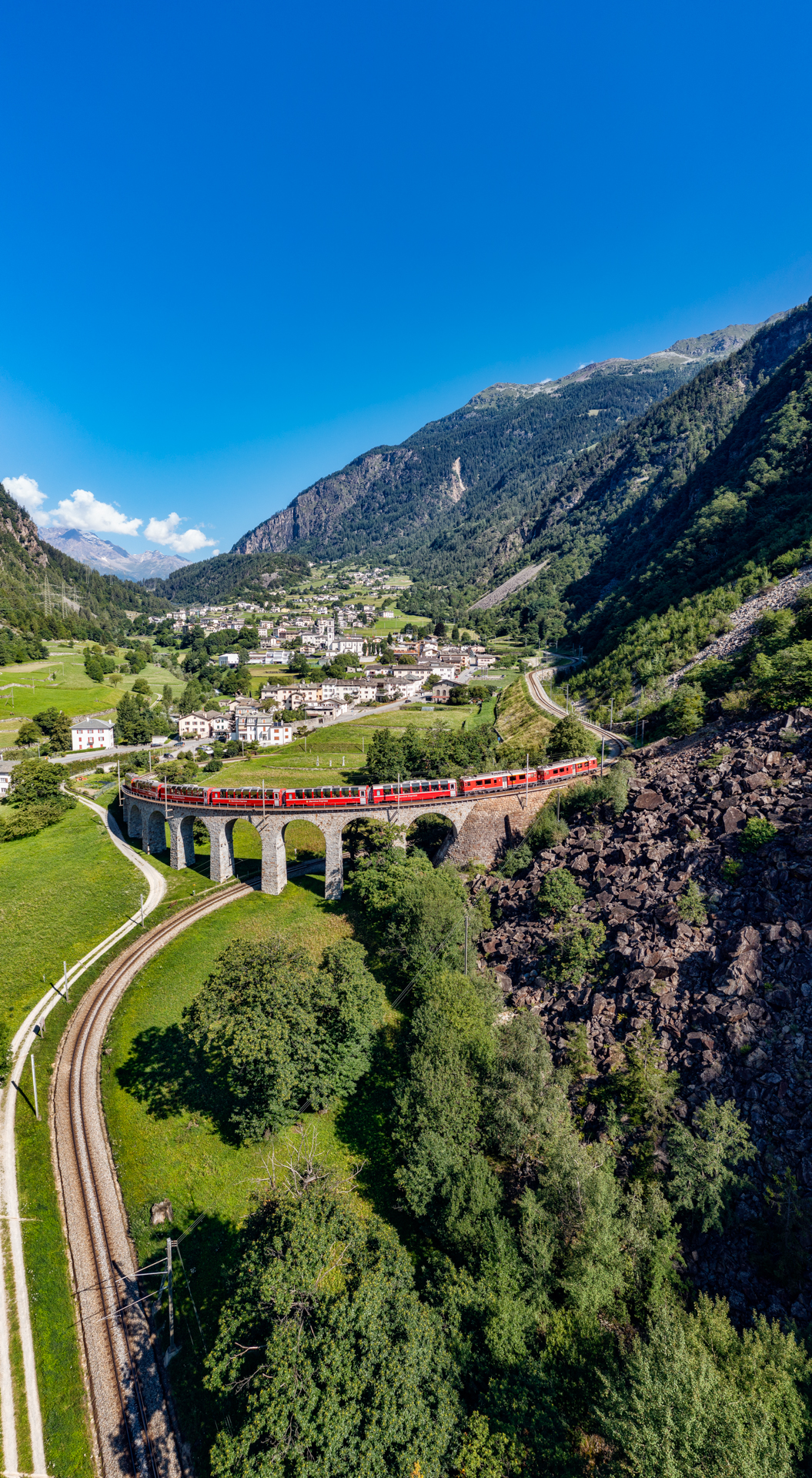 Bernina Express „Trenino Rosso“ im Kehrviadukt von Brusio