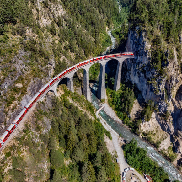 Rhätische Bahn auf dem Landwasserviadukt in Graubünden